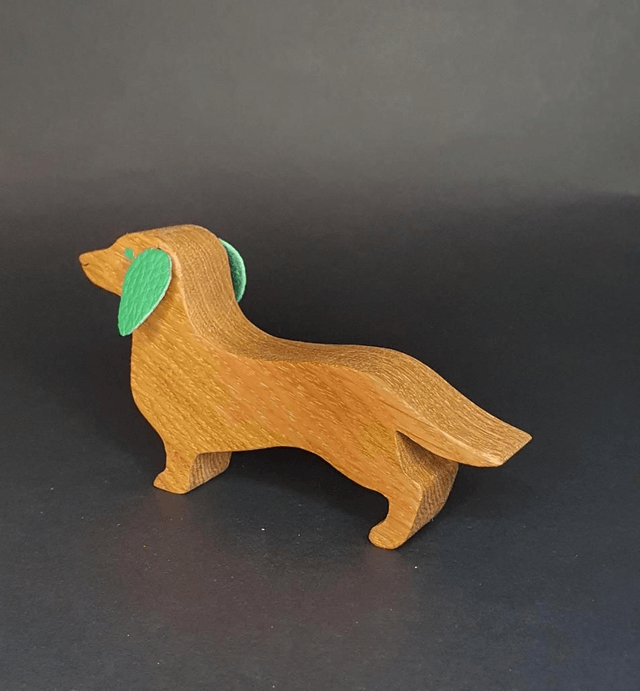Teckel décoratif en bois et cuir vert