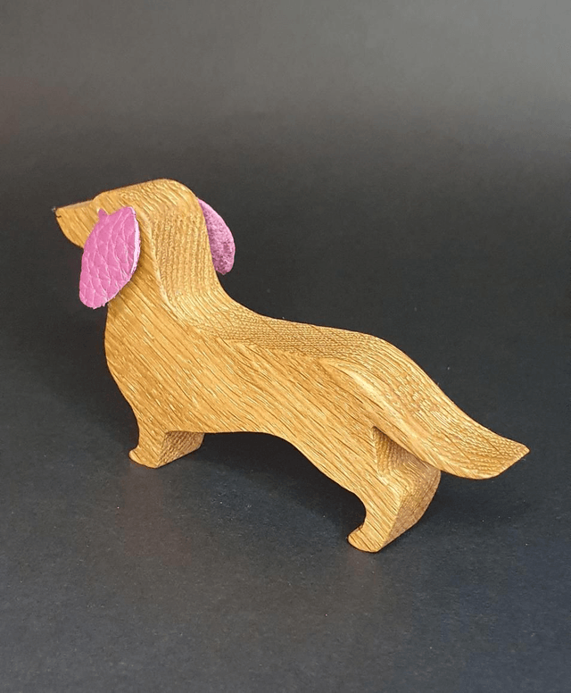 Teckel décoratif en bois et cuir violet