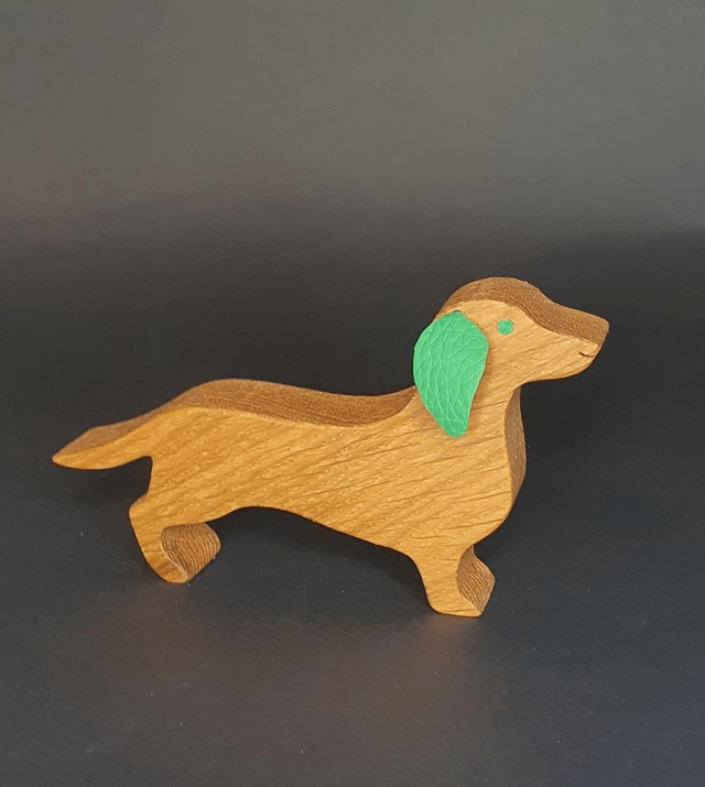 Teckel décoratif en bois et cuir vert