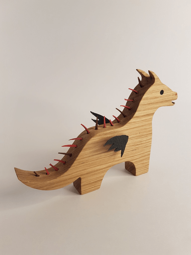 Dragon décoratif en bois de chêne et cuirs rouge