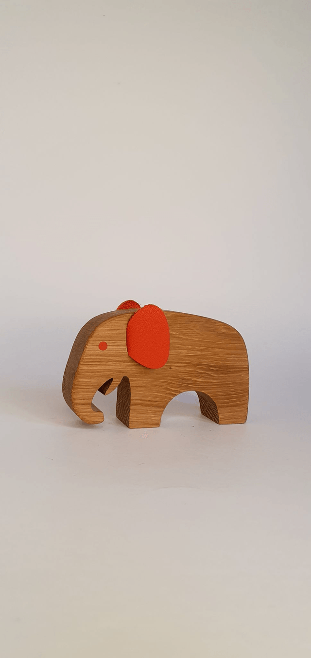 Eléphant décoratif "petit" en bois de chêne et cuir orange