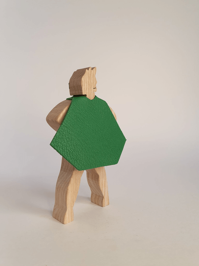 Super-Héros décoratif en bois de frêne et cuir Vert