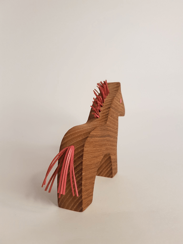 Cheval décoratif en bois de chêne et cuir rose