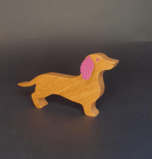 Teckel décoratif en bois et cuir violet