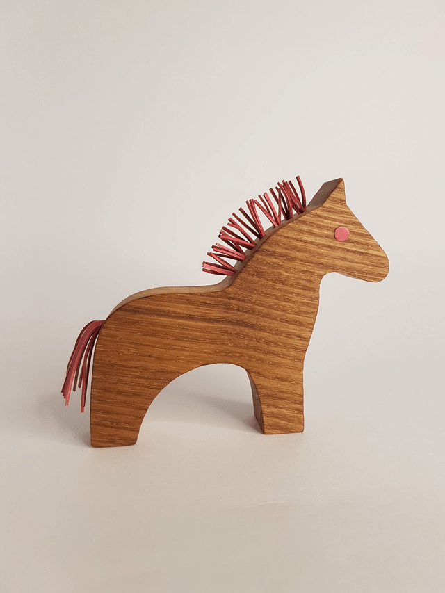 Cheval décoratif en bois de chêne et cuir rose