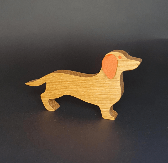 Teckel décoratif en bois et cuir rouge orangé 