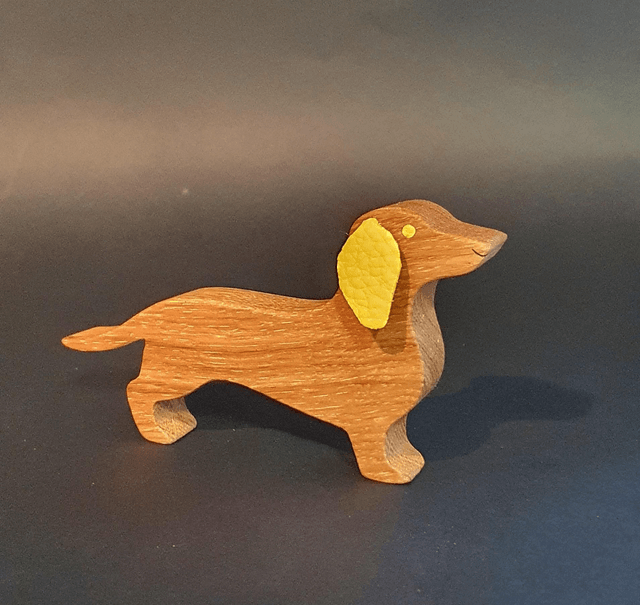 Teckel décoratif en bois et cuir jaune 