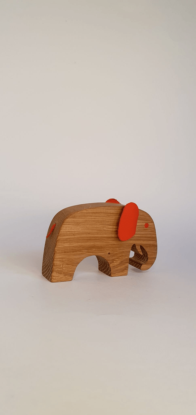 Eléphant décoratif "petit" en bois de chêne et cuir orange
