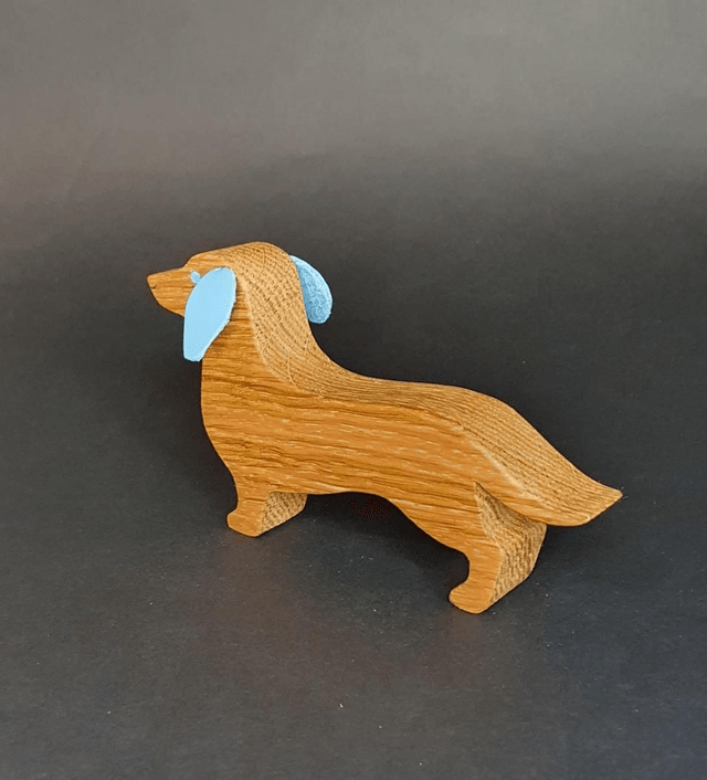 Teckel décoratif en bois et cuir bleu clair 